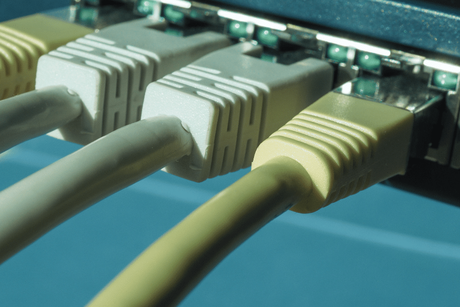 Exploring the Technological Edge: Optical vs Copper Connectivity in 100G Networks