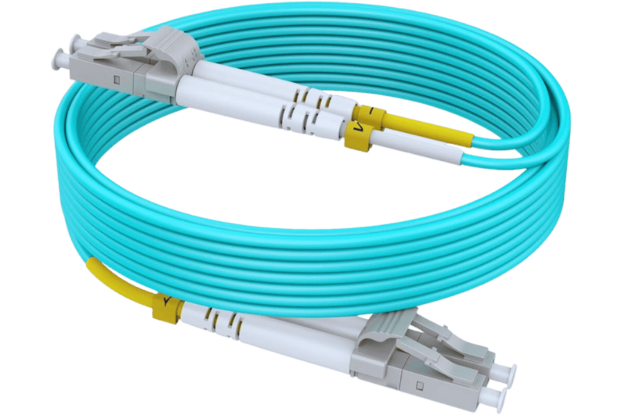 ¿Cómo se comportan los cables de fibra monomodo y multimodo en términos de ancho de banda?