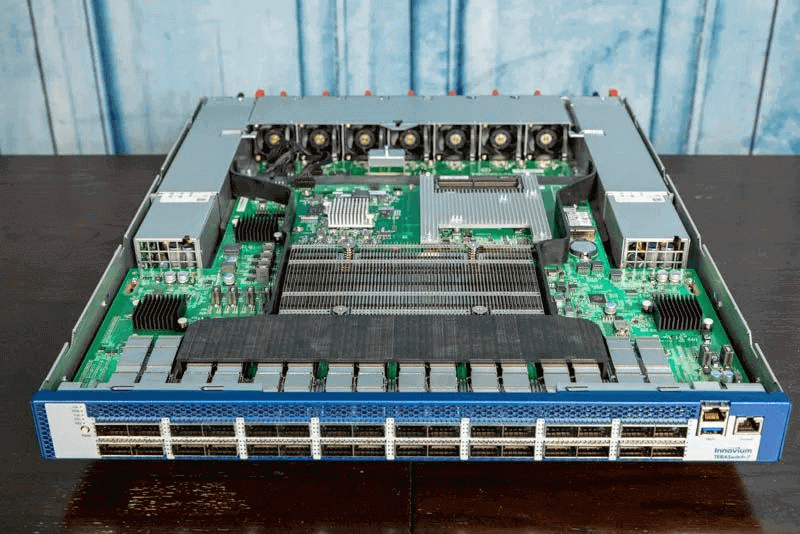 Innovium Teralynx 7-based 32x 400GbE switch